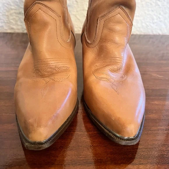 Tan Heeled Leather Boots with Western Style - Picture 7 of 8